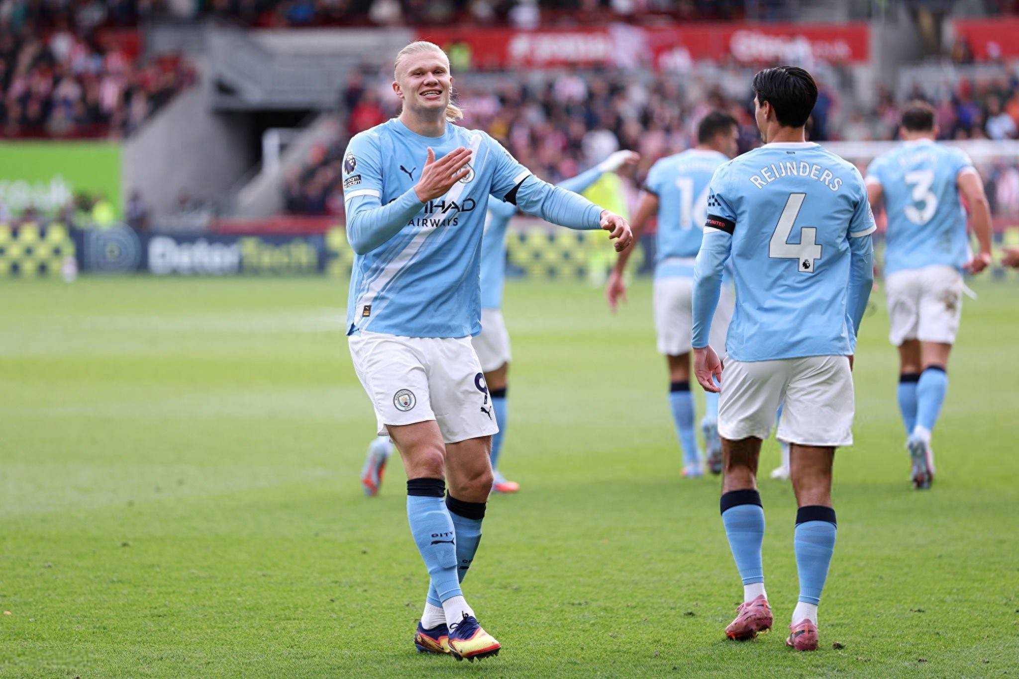 本菲卡旧将路易松晒照说在学习，照片显示他问AI足球总监职责（本菲卡旧将路易松晒学习照，图中可见他向AI询问足球总监职责）