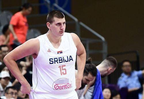 前锋远射破门，球迷现场尖叫（前锋远射世界波破门，现场球迷沸腾）