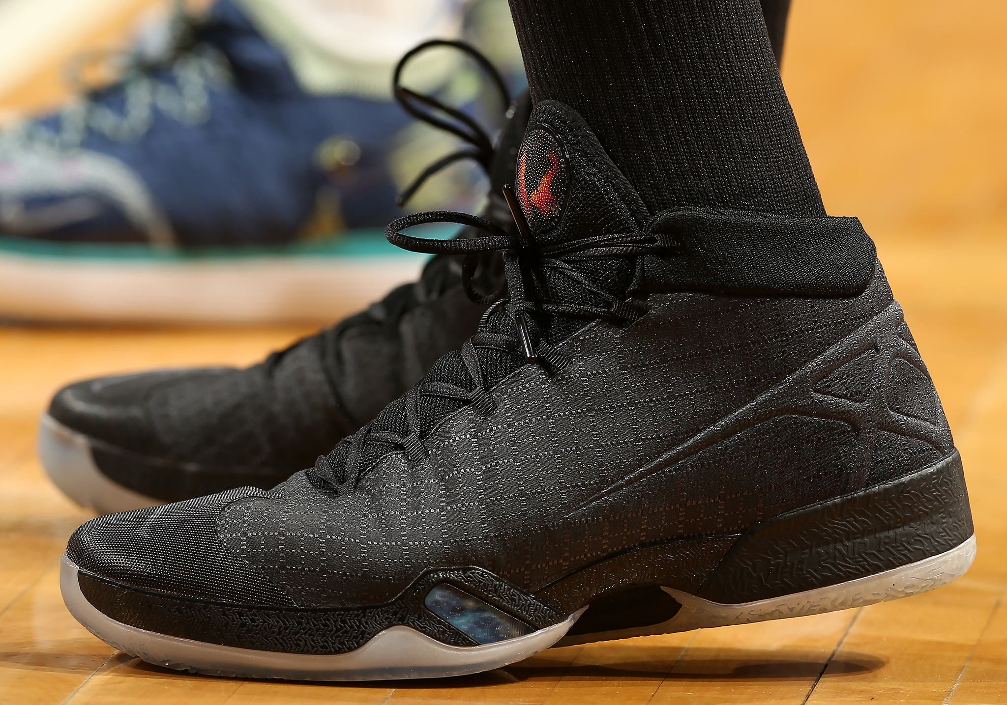 队报：登贝莱抱怨腿筋疼痛，不确定能否首发出战拜仁（队报：登贝莱腿筋不适，出战拜仁首发成疑）