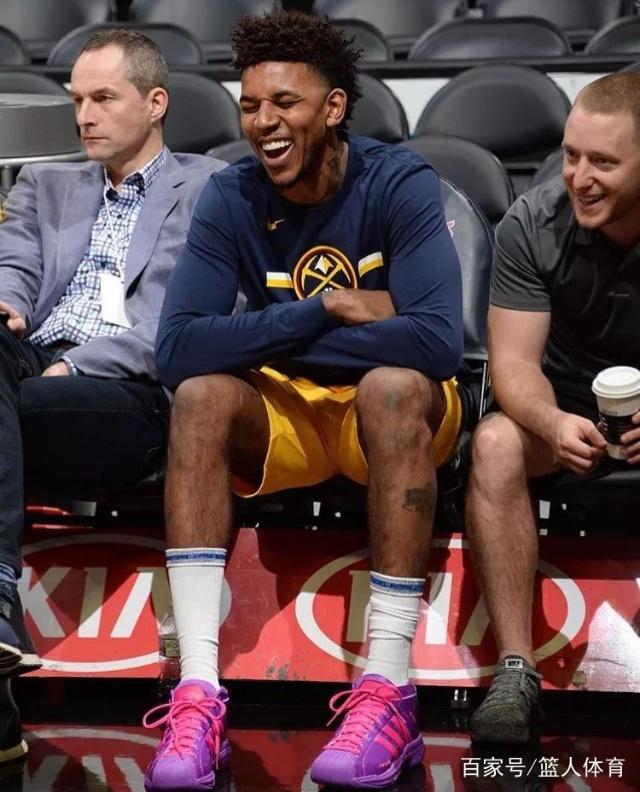 球队把比赛当训练赛打（球队把正式比赛当作练兵场）