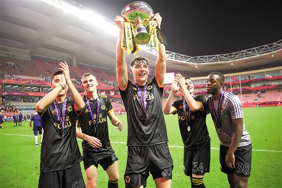 天空：抗议活动不断，苏超凯尔特人股东大会草草收场（Sky：抗议声不止，苏超凯尔特人股东大会匆忙收场）