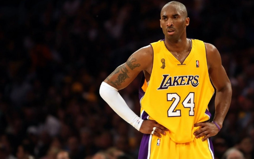 U22国足力克韩国U22，球迷在球员谢场时高喊“雄起”（U22国足击败韩国U22，谢场之际球迷齐声高呼“雄起”）