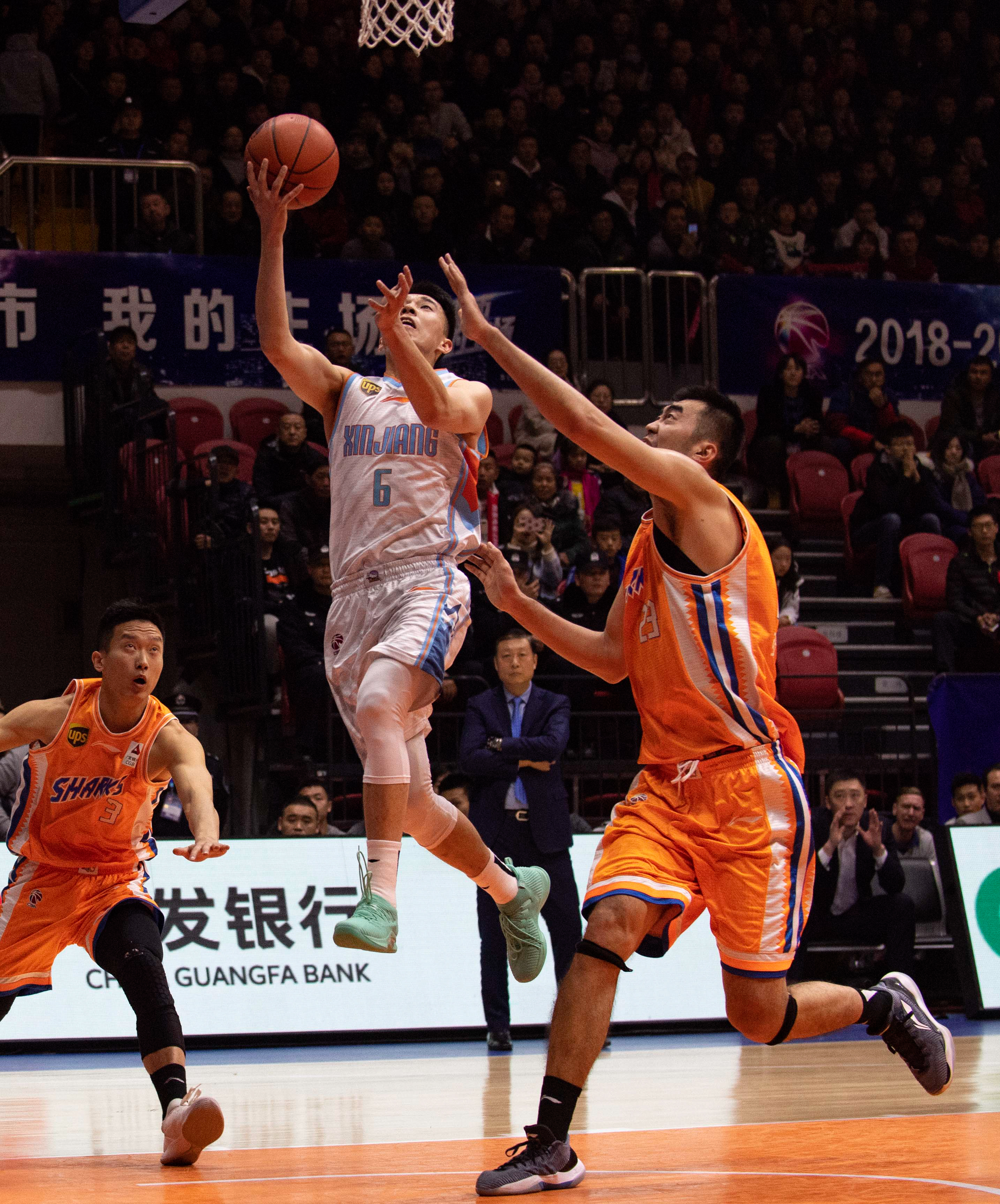 申军：二转前出现经济困难；球员从这走向豪门也是西海岸成功（申军：二转前财政吃紧；把球员送往豪门同样是西海岸的成功）