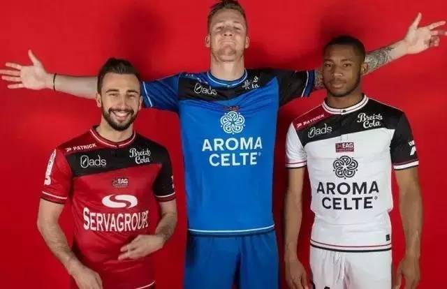 篮球湖人全队配合默契提升（湖人全队配合日益默契）