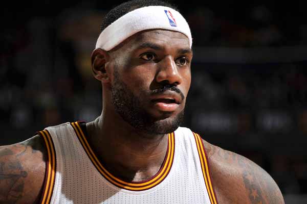 群星闪耀！长虹携手滑雪世界杯，书写“科技+体育”共赢新篇（星光汇聚！长虹联袂滑雪世界杯，开启科技+体育共融新篇）